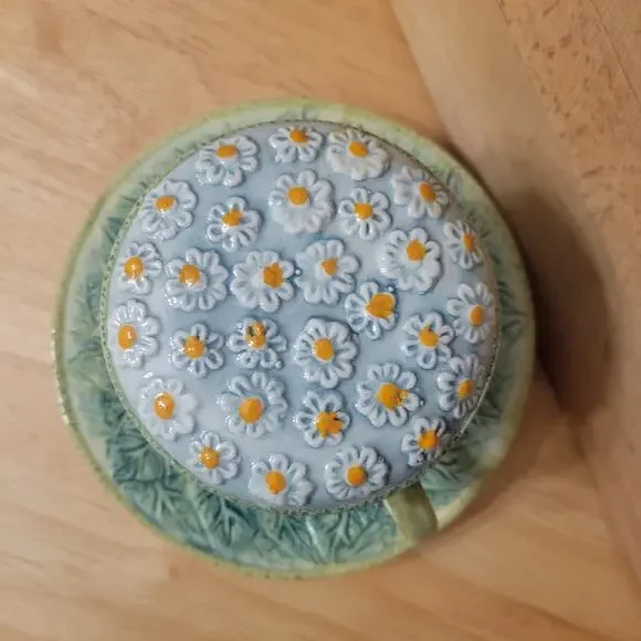 Nordstrom Italy Majolica Covered Daisy Tea Mug Set w/ Insert, Saucer and Lid - Picture 3 of 11